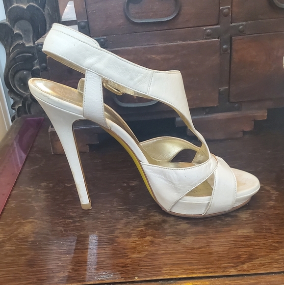 Vintage Versace platform sandal with a bright yellow sole - Picture 4 of 8